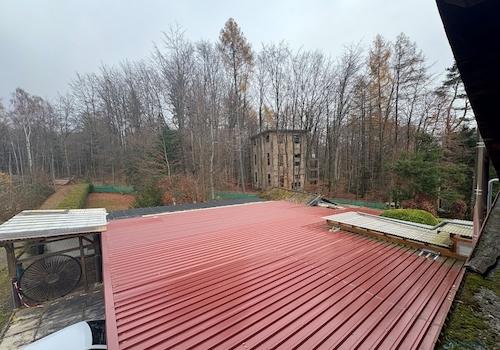 neues Trapezblech über Garagen und Eingang