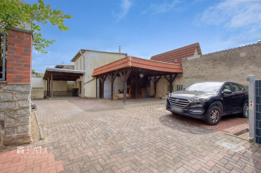 Blick auf den Hof mit Carport