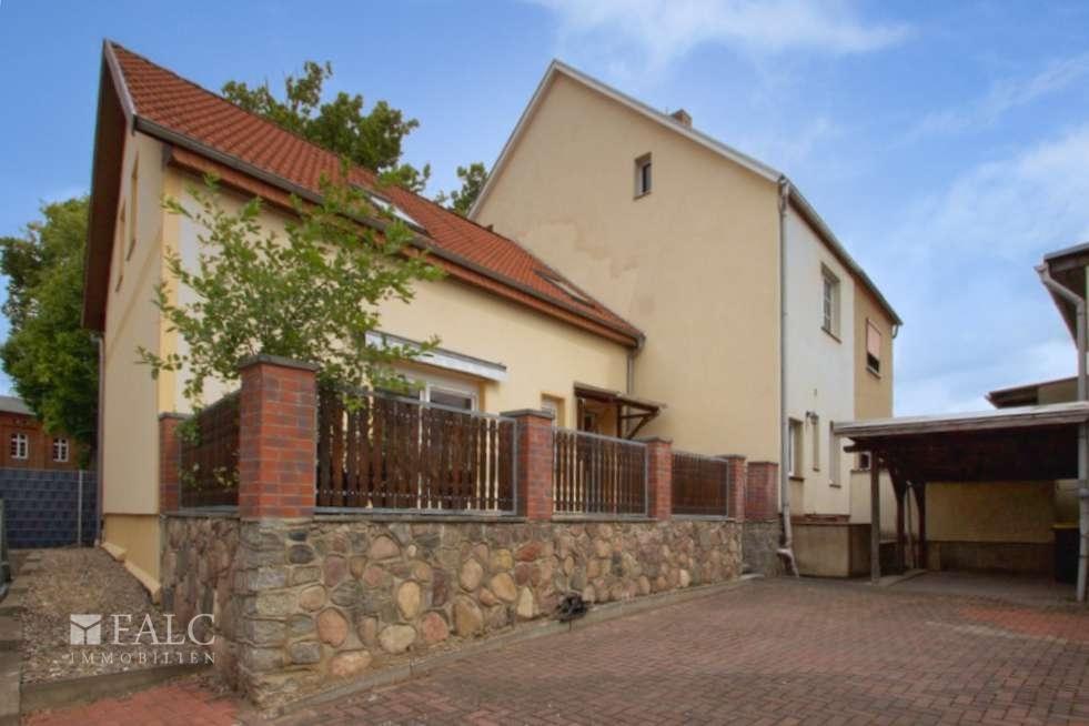 Haus mit Terrasse - Ansicht vom Hof