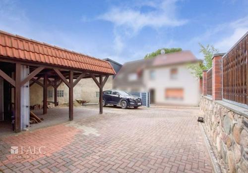 Blick vom Hof Richtung Tor