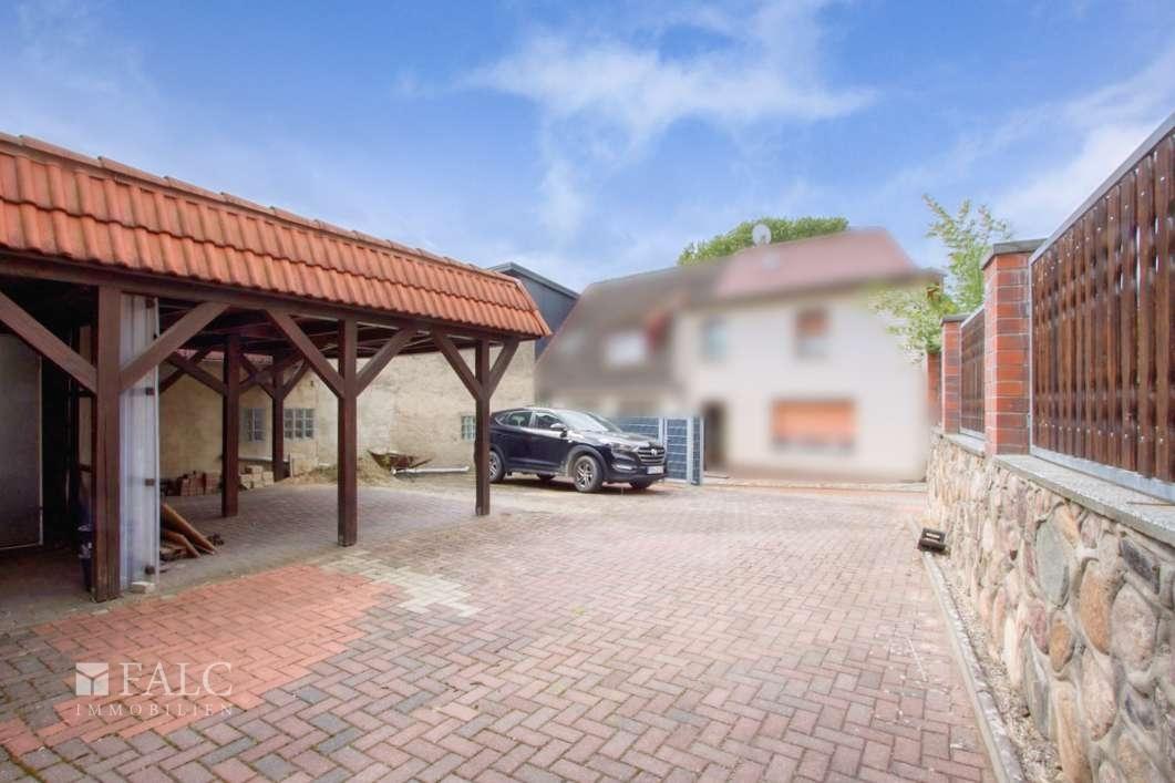 Blick vom Hof Richtung Tor