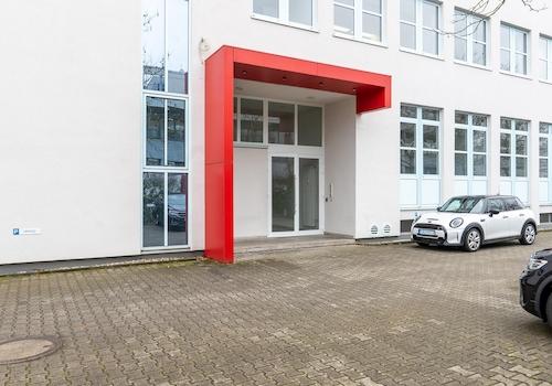 Parkplatz und Eingangsbereich