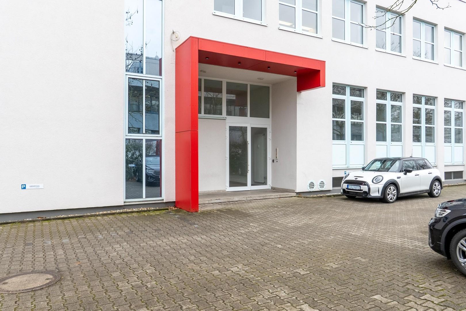 Parkplatz und Eingangsbereich