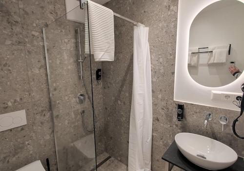 Bad mit bodenebener Dusche