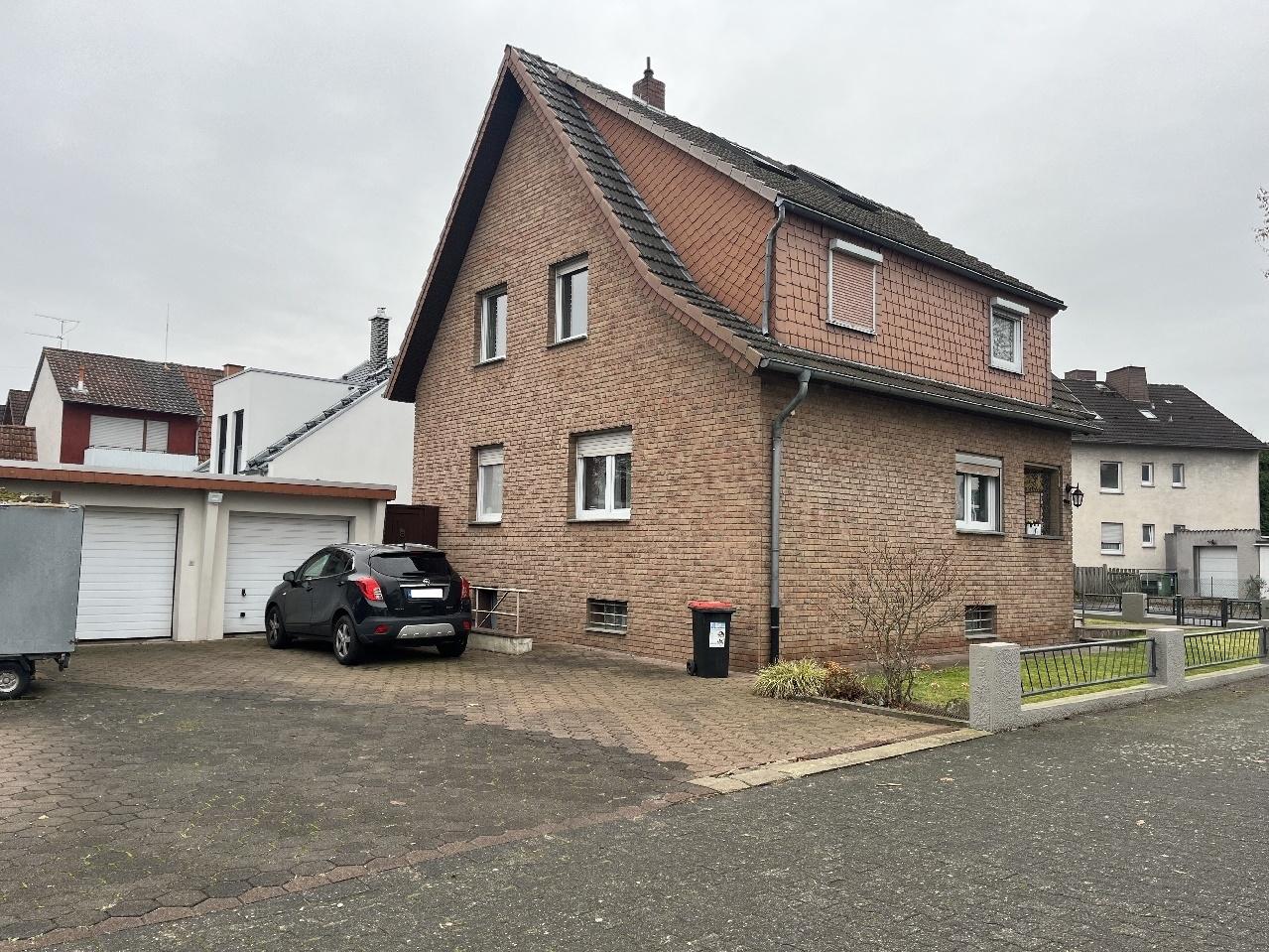 Ansicht mit 2 Garagen