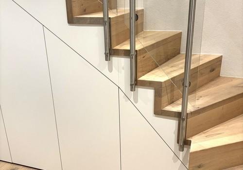 Vollholztreppen mit Einbau