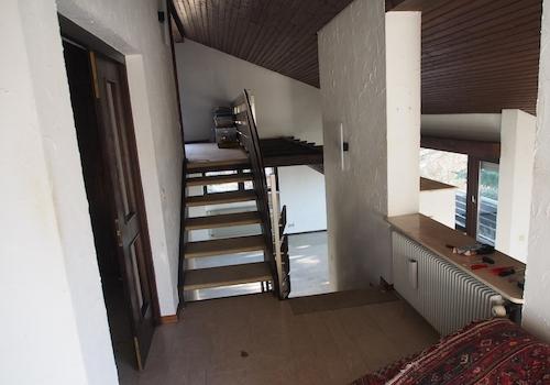 Blick vom Esszimmer zur Emopre