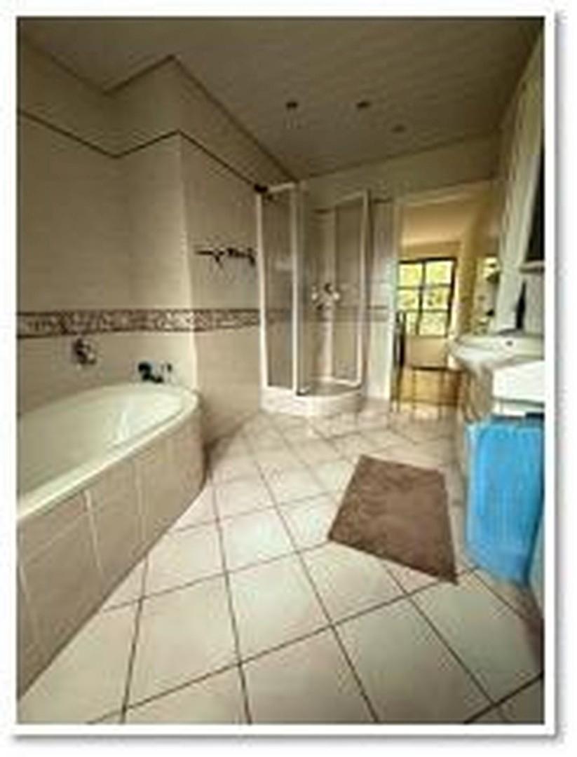 Badezimmer mit Bad und Dusche