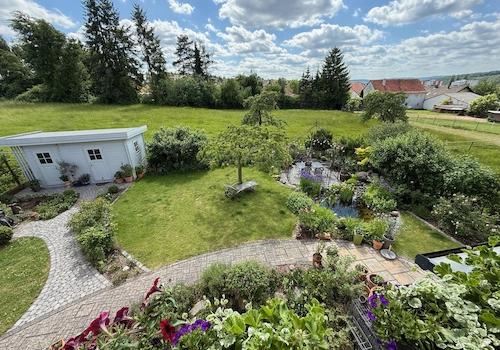 Blick vom Balkon in Garten