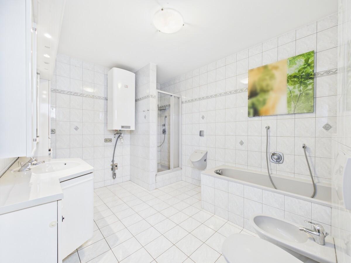 Bad mit Wanne, Dusche, Bidet, Pissoir und WC 1. OG