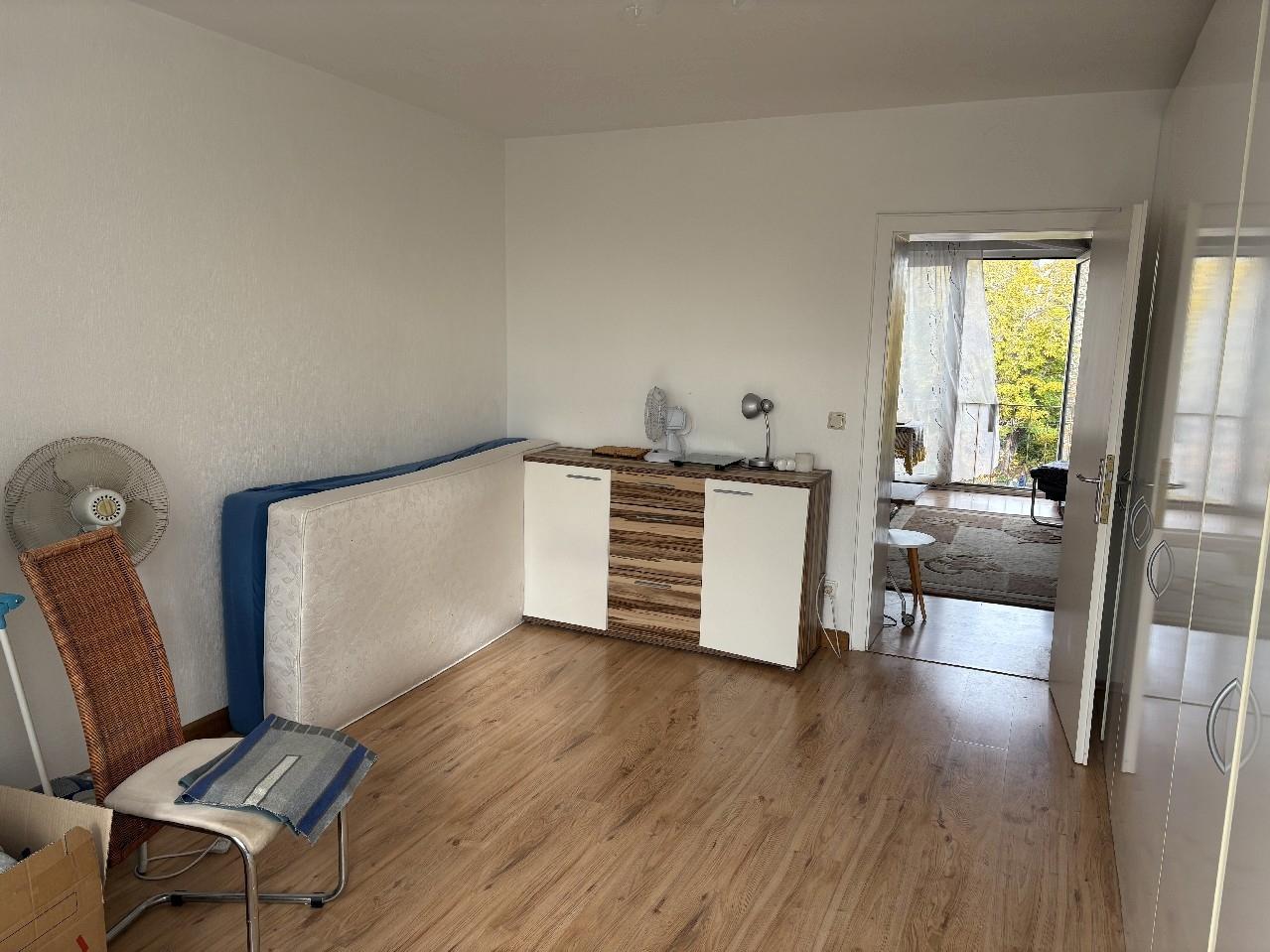 Schlaufzimmer mit Blick ins Wohnzimmer