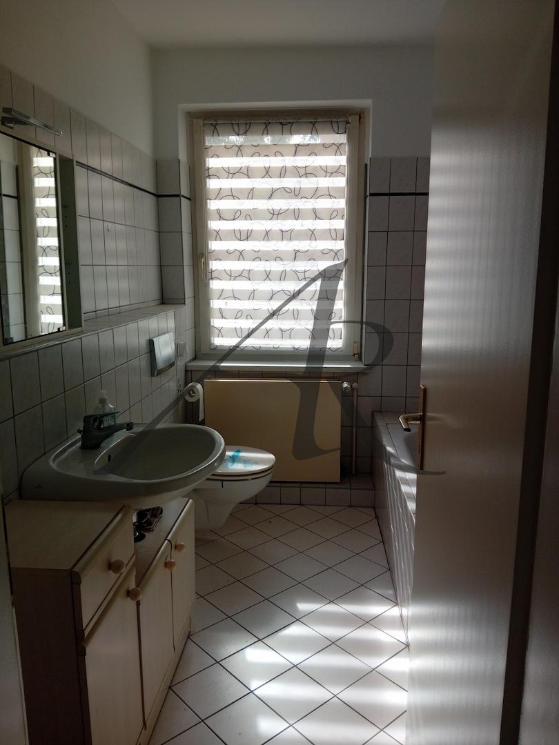 Bad mit Fenster, Badewanne, Dusche