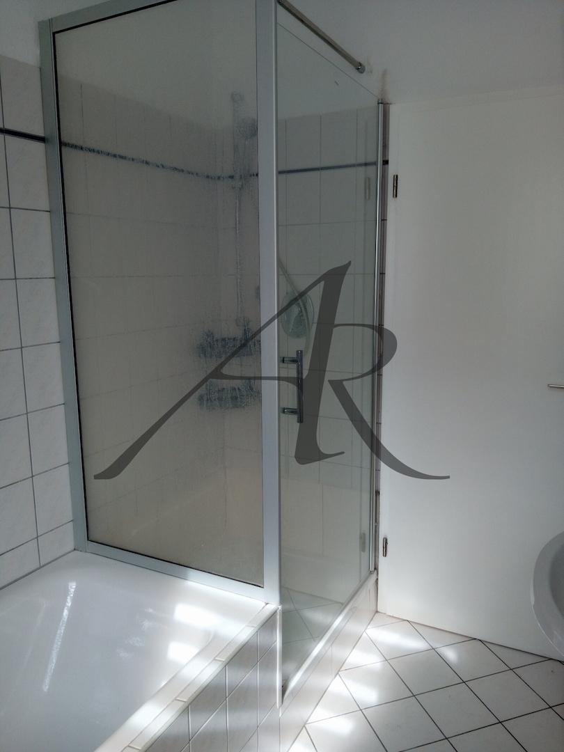Bad mit Fenster, Badewanne, Dusche