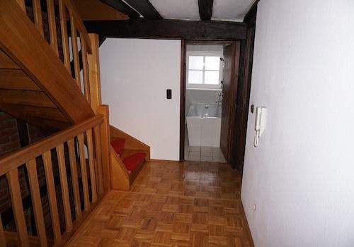 Flur mit Treppe und Bad