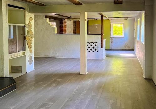 Wohnzimmer mit offener Küche