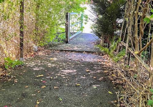 Ausgang als Brücke über den Weißbach