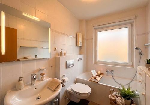 Wannenbad mit Fenster