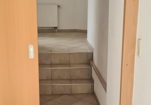 Blick vom Anbau zum Vorraum