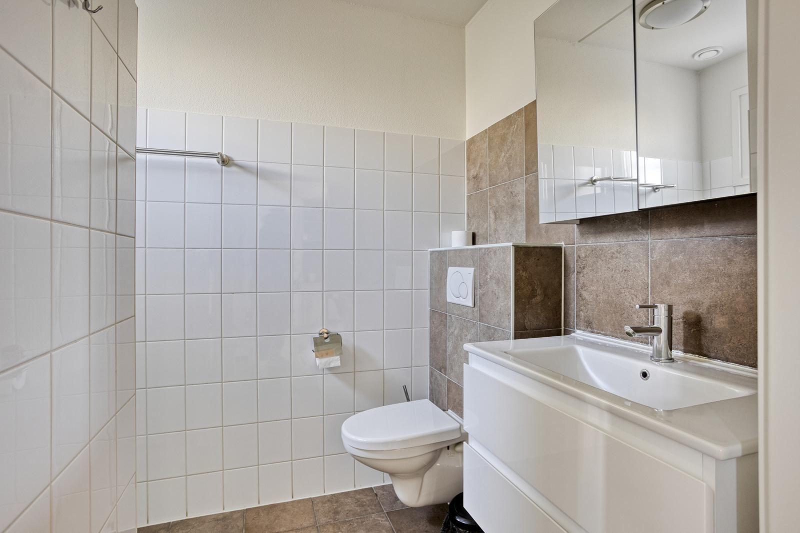 badezimmer-kaufen-noordwijkerhout-waschbecken-spiegelschrank-fussbodenheizung07