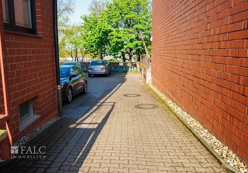 Einfahrt Parkplätze