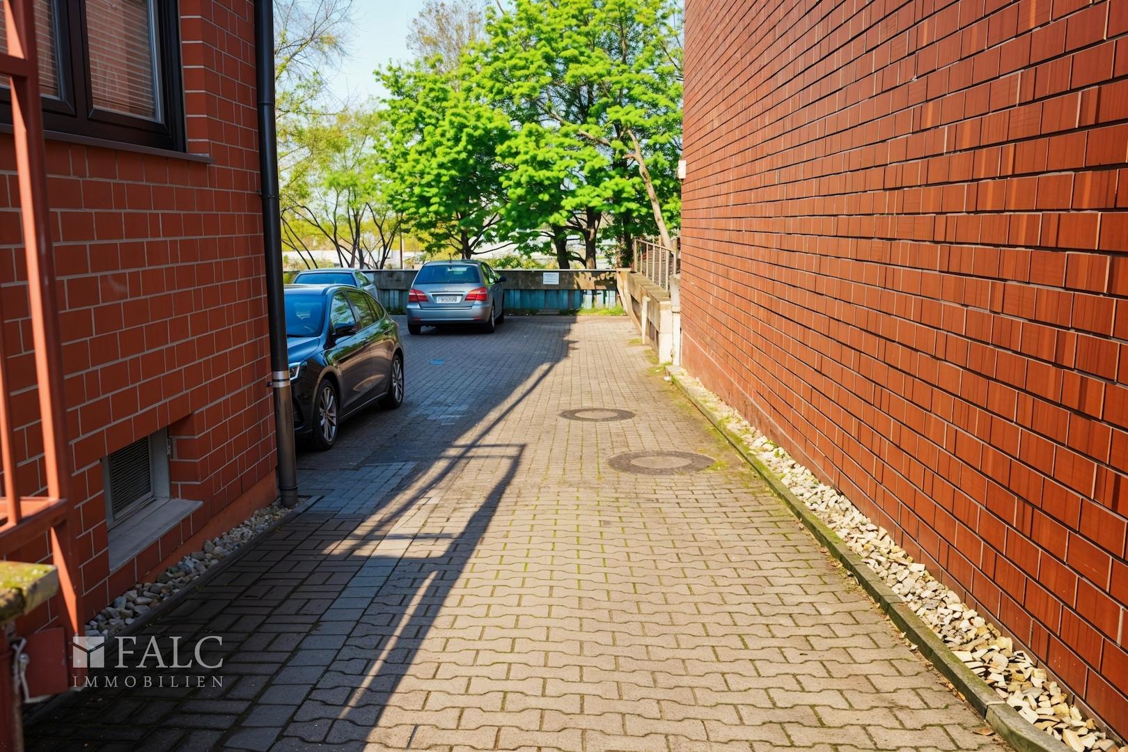 Einfahrt Parkplätze