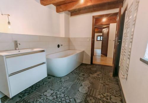 Bad 1. OG mit Dusche/Badewanne