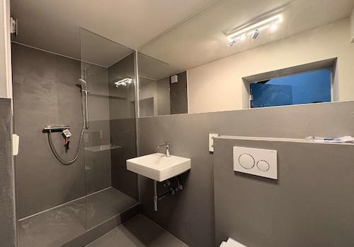 Bad mit Dusche im UG