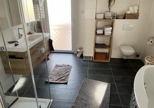 Badezimmer mit Dusche u. Wanne