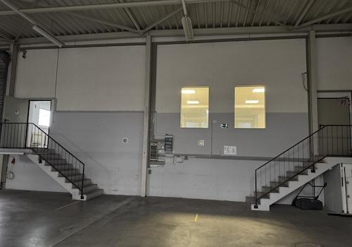 Zugang Halle zu Büro