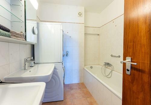 Bad mit Dusche, Wanne und WaMa-Anschluss