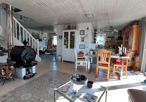 offener Wohnbereich mit Kamin 