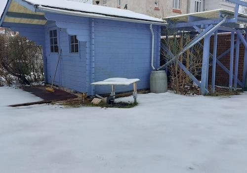 Schuppen mit Holzlagerplatz