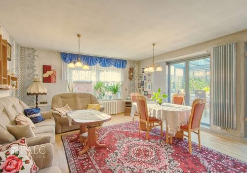 Wohnzimmer mit angrenzendem Wintergarten