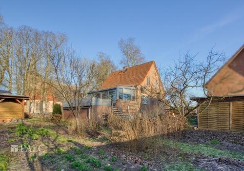 Blick aus dem Garten Richtung Haus