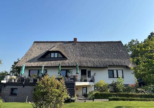 Ansicht mit Gartenterrasse