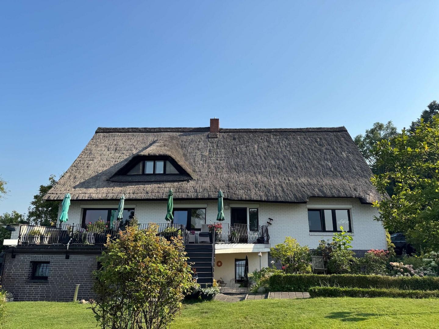 Ansicht mit Gartenterrasse