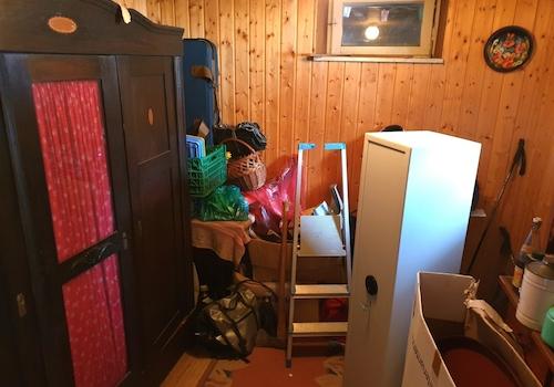 neben dem Wohnzimmer