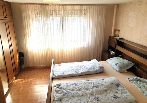 großzügiges Schlafzimmer