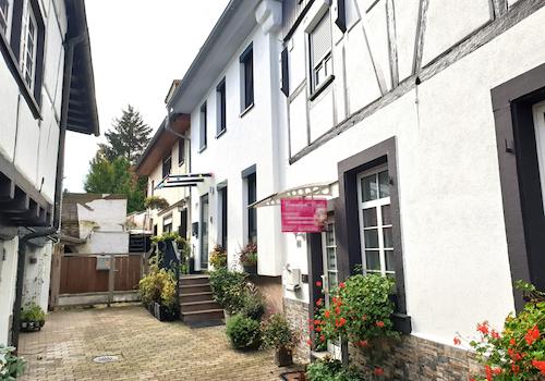 es ist das hinterste Haus