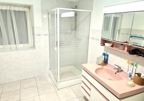 Dusche und Handtuchheizkörper