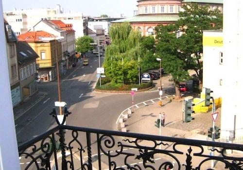 den "Saalbau" im Blick