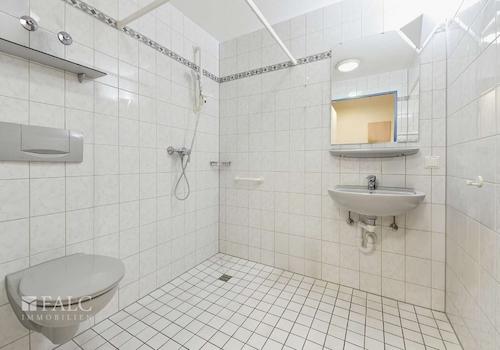 Badezimmer mit Dusche