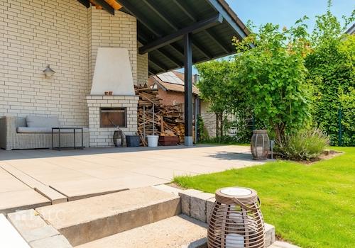 Terrasse mit Außenkamin
