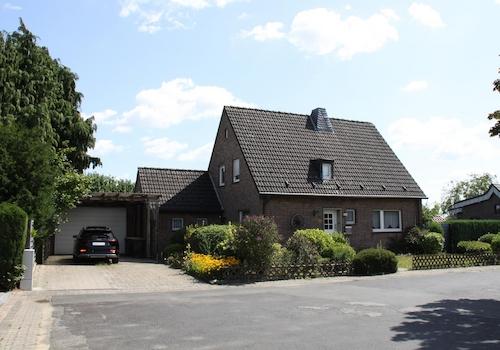 Frontansicht mit Garage