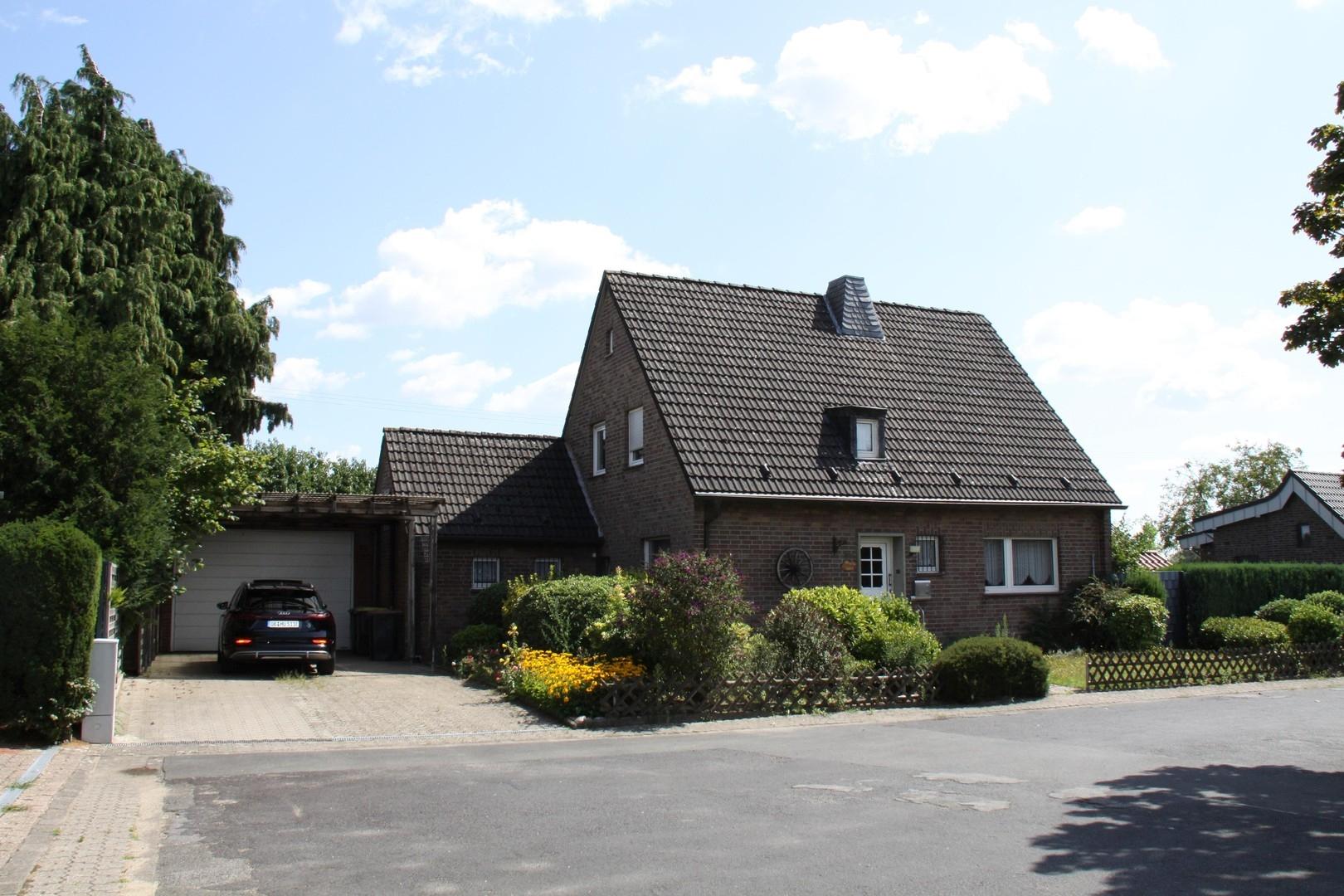 Frontansicht mit Garage