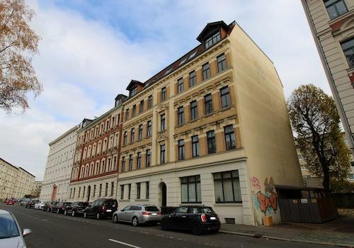 Außenansicht mit Nachbarschaftsbebauung