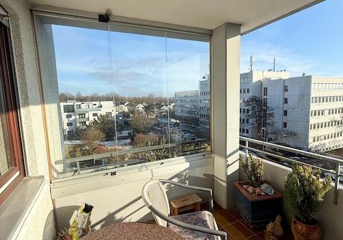 Balkon mit Glas gegen Wind