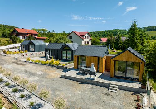 3 Modulhäuser im Ort