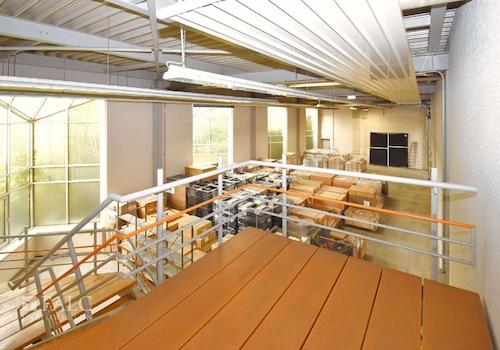 Treppe zur Lagerhalle