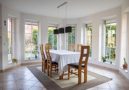 lichtdurchflutetes Wohnzimmer